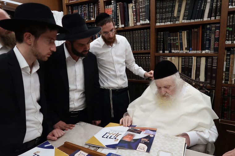 ראשי הארגון בהתייעצות אצל מרא דארעא דישראל מרן פוסק הדור הגרמ שטרנבוך שליטא.JPG